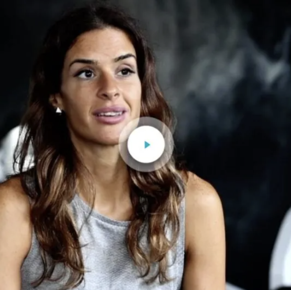 a woman sharing her experiences towards training with embody fitness