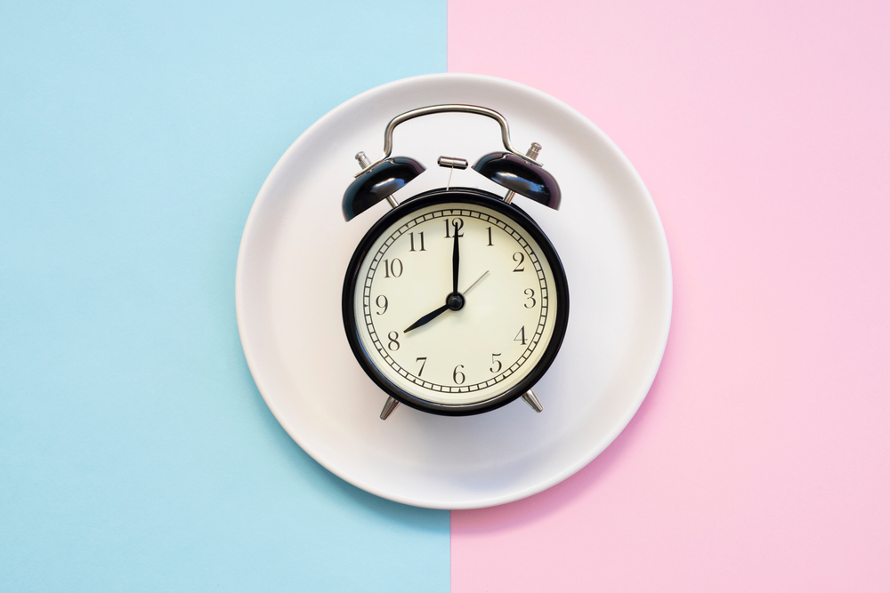 an analog clock to alert meal plans